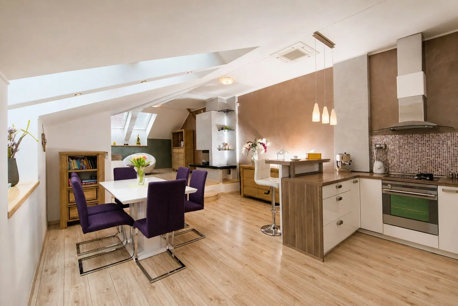 Fully equipped kitchen with dining area in the apartment in Košice