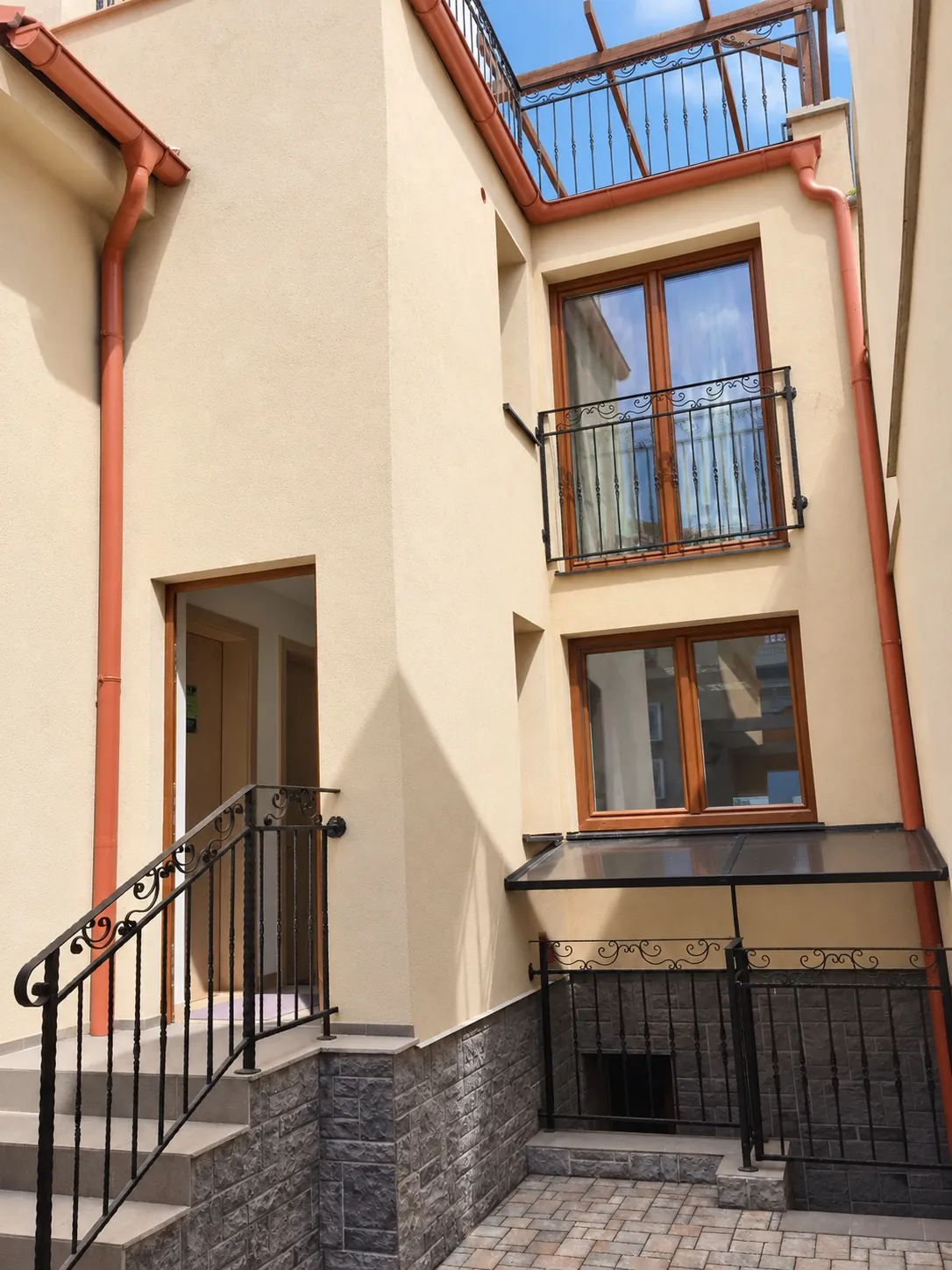 Belső udvar és az apartman saját bejárata